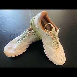 ON Helion Trainers Women’s Size 8